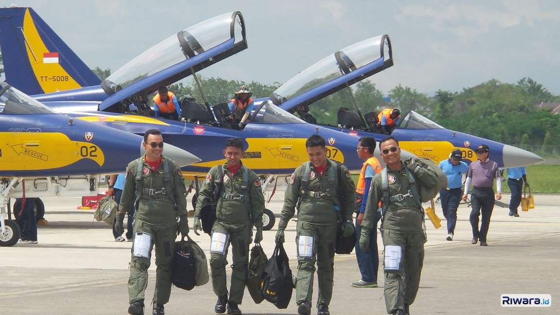 Penerbang TNI AU dengan pesawat T-50 Golden Eagle saat mendarat di Lanud Adi Soemarmo Solo